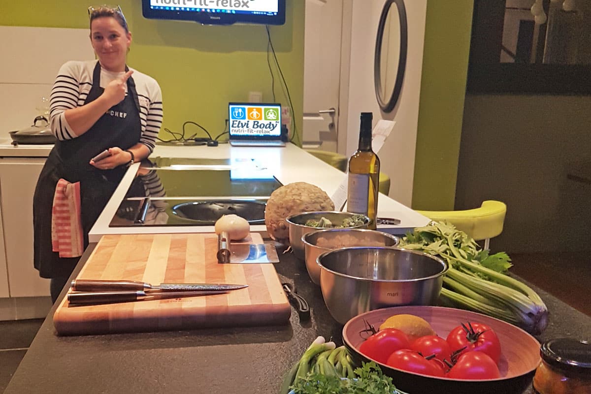 Elvina devant son plan de travail dans la cuisine